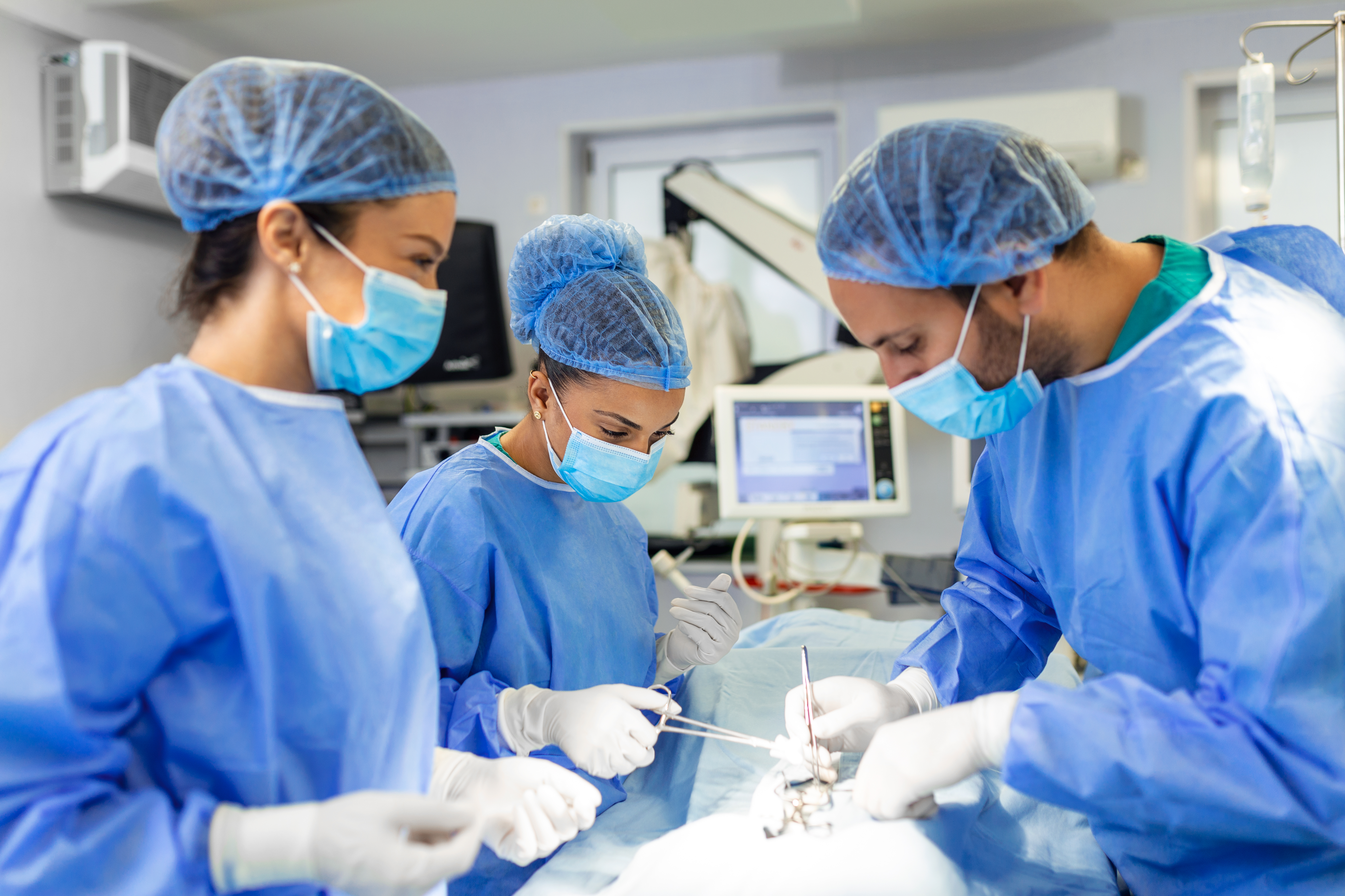 groupe-de-chirurgiens-faisant-une-chirurgie-hôpital-salle-d'opération-équipe-médicale-faisant-une-opération-critique-groupe-de-chirurgiens-salle-d'opération-avec-équipement-chirurgical-formation-médicale-moderne(1)