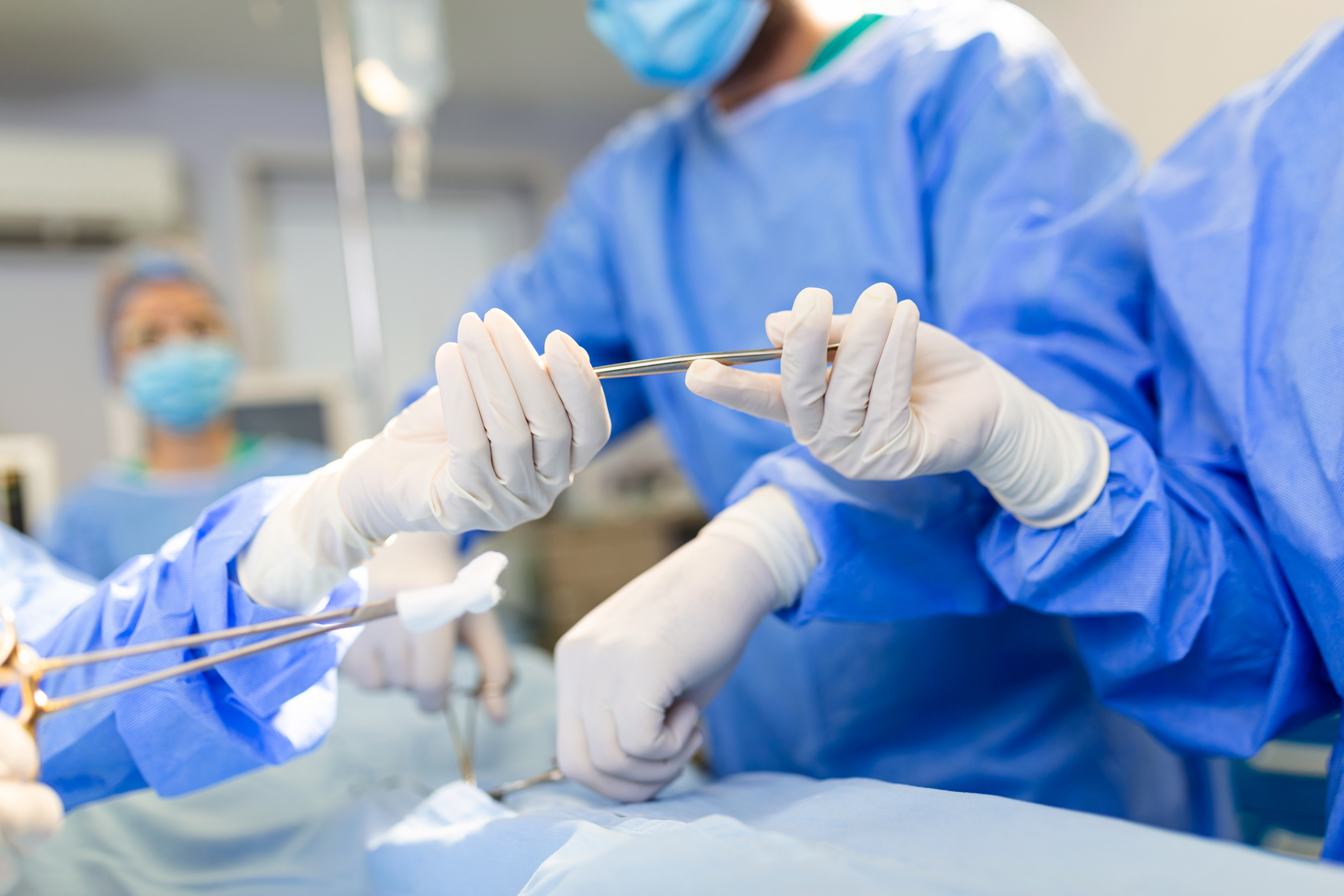 prise de vue en contre-plongée-assistant-de-salle-d'opération-instruments-à-mains-chirurgiens-pendant-l'opération-les-chirurgiens-effectuent-une-opération-médecins-médicaux-professionnels-effectuant-une-chirurgie (1)(1)