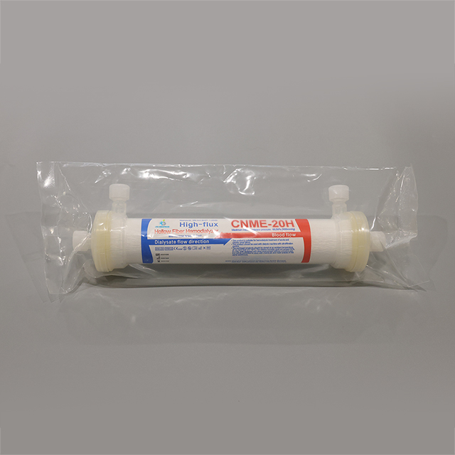 Dialyseur à fibres creuses avec membrane de dialyse 3M