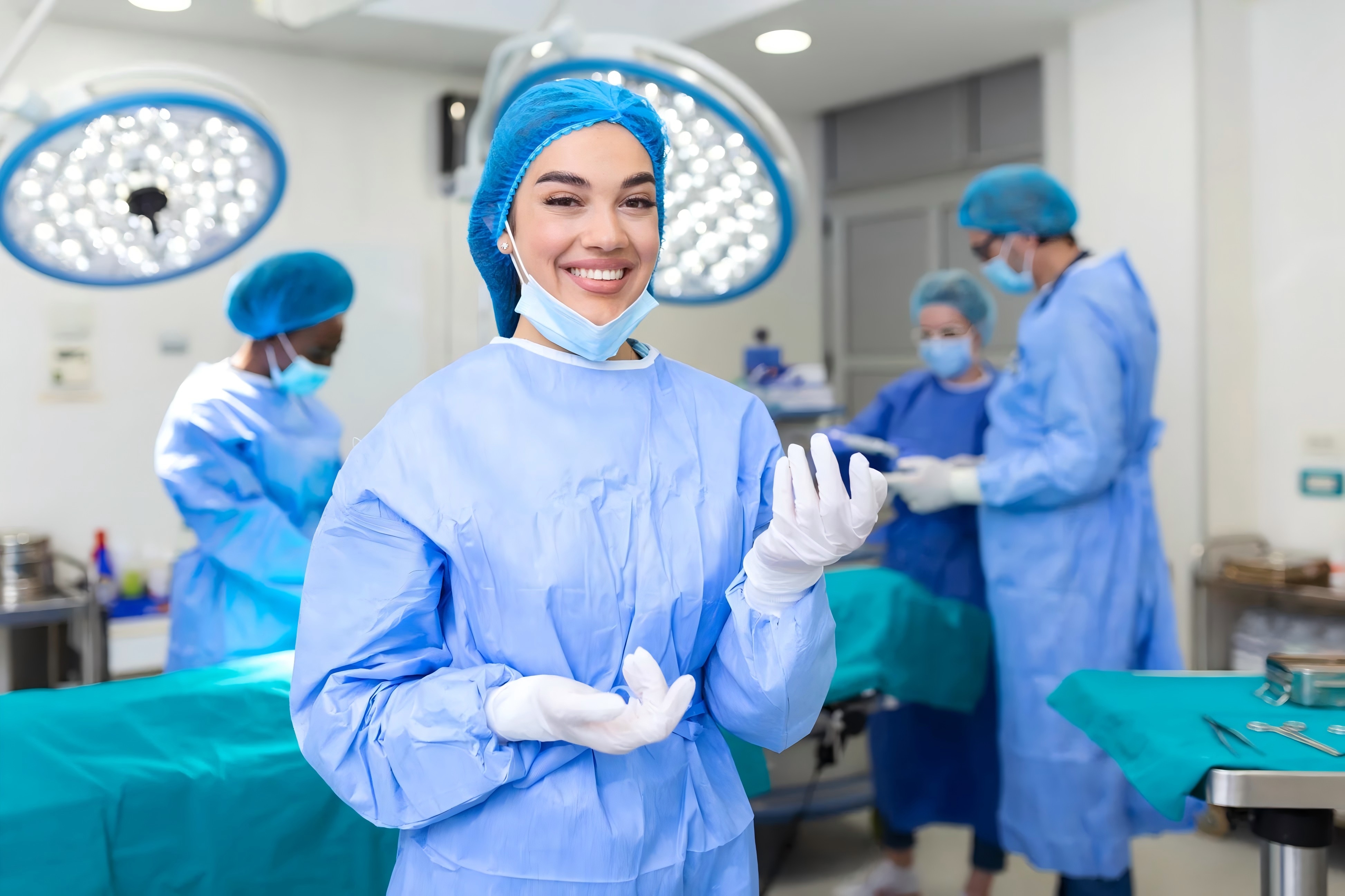 portrait-femme-infirmi&egrave;re-chirurgien-membre-du-personnel-habill&eacute;-gommages-chirurgicaux-robe-masque-filet-cheveux-h&ocirc;pital-salle-d'op&eacute;ration-th&eacute;&acirc;tre_1_1